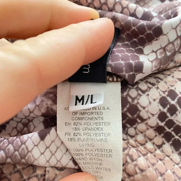 ONZIE - NWT High Rise Flow Graphic Leggings in Mamba Python - Picture 6 of 7